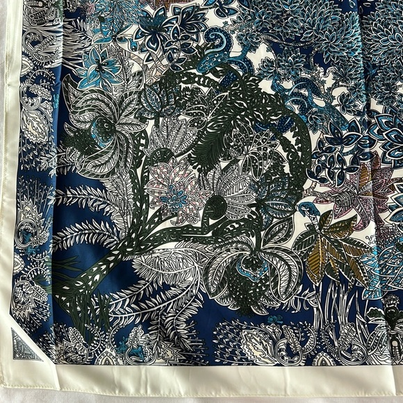 R-2237- Women's Scarf Blue Green Cream Colors NWT - Picture 7 of 8